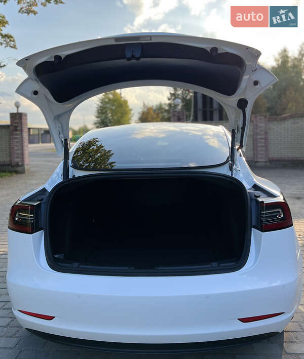 Седан Tesla Model 3 2021 в Самборе