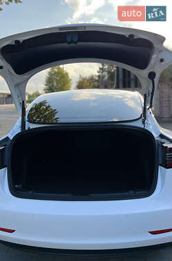 Седан Tesla Model 3 2021 в 