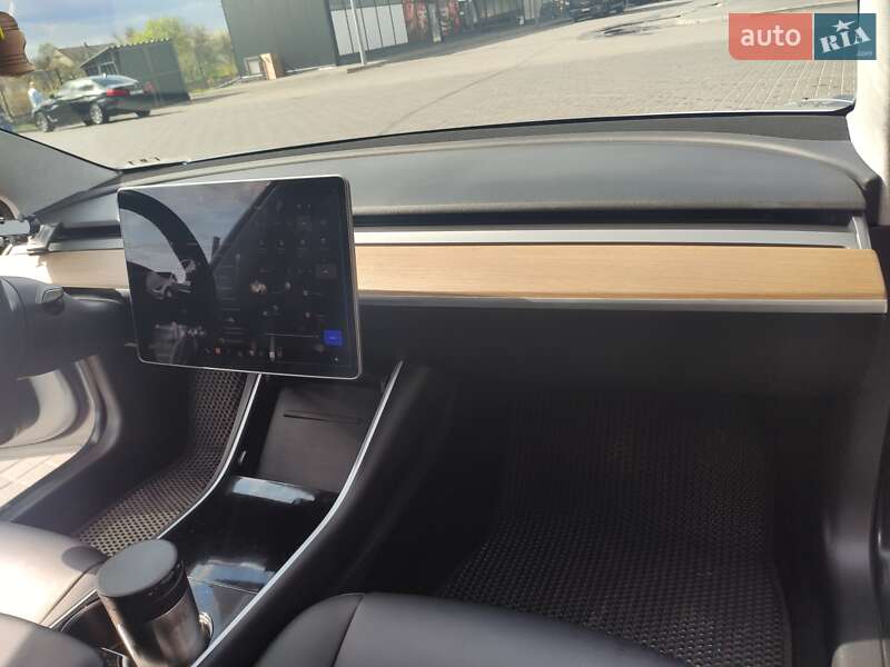 Седан Tesla Model 3 2017 в Ивано-Франковске