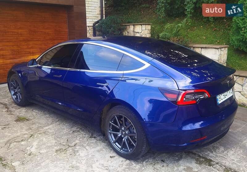 Седан Tesla Model 3 2018 в Львові