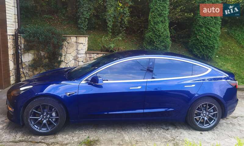 Седан Tesla Model 3 2018 в Львові