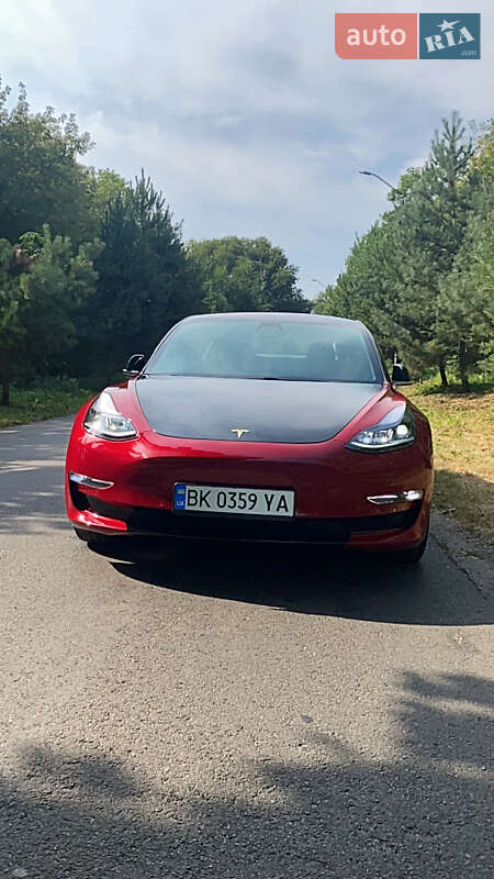 Седан Tesla Model 3 2018 в Ровно