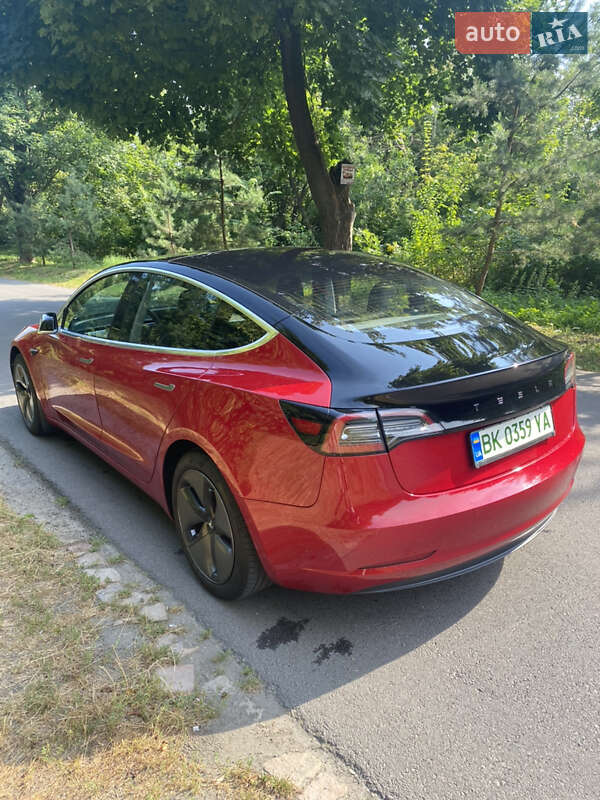 Седан Tesla Model 3 2018 в Ровно