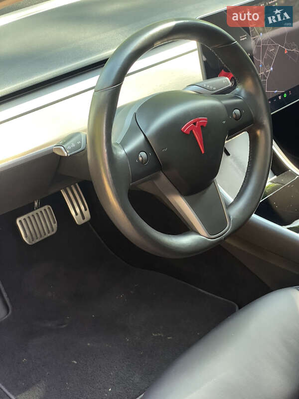 Седан Tesla Model 3 2018 в Ровно