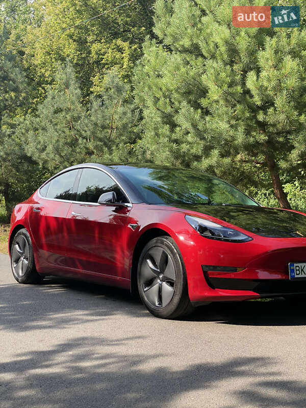 Седан Tesla Model 3 2018 в Ровно