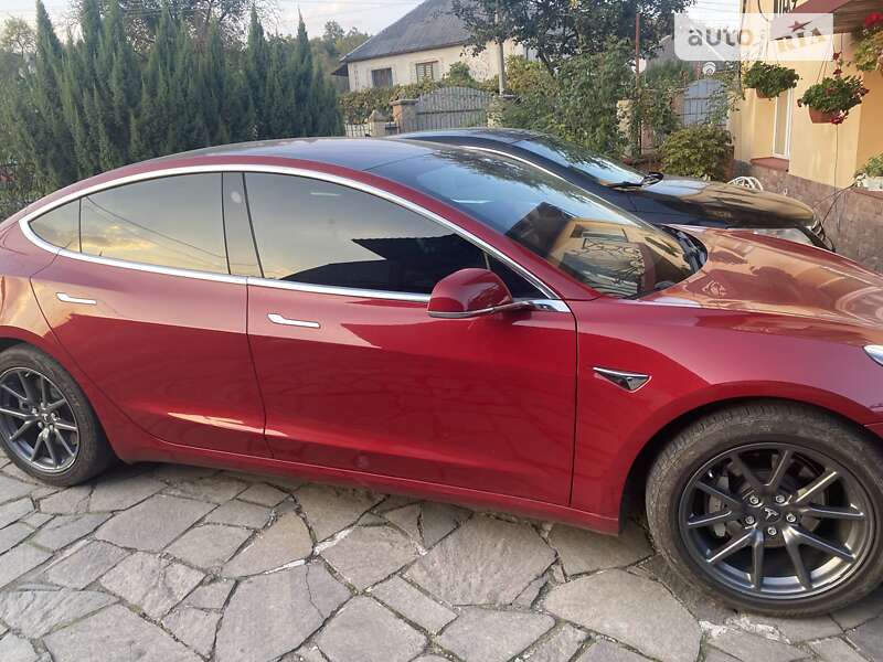Седан Tesla Model 3 2018 в Ужгороде