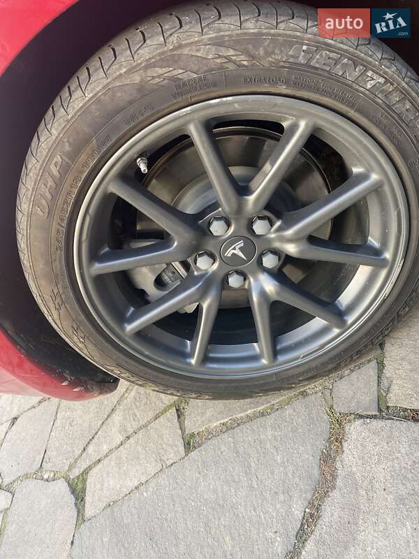 Седан Tesla Model 3 2018 в Ужгороде