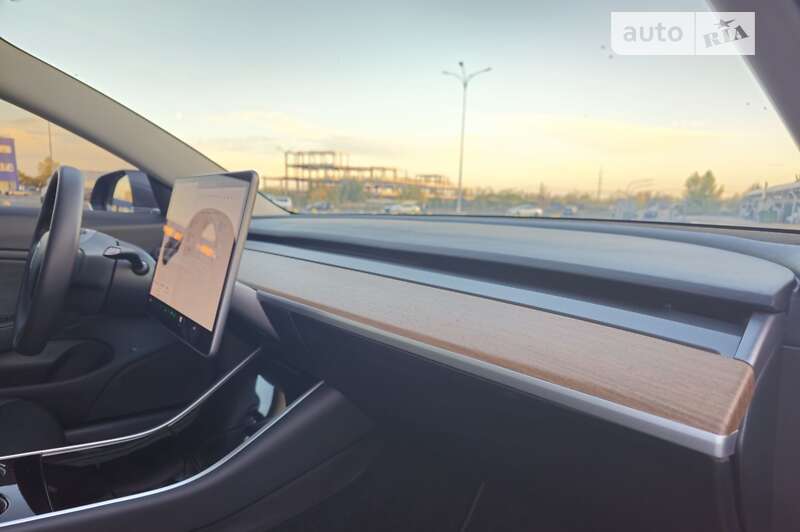 Седан Tesla Model 3 2020 в Києві