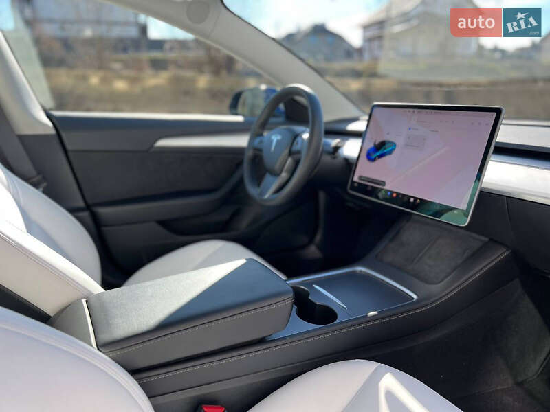 Седан Tesla Model 3 2022 в Львове