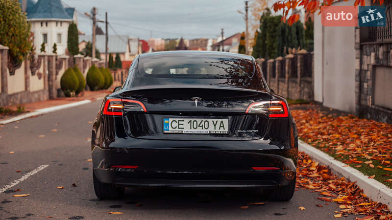 Седан Tesla Model 3 2022 в Черновцах