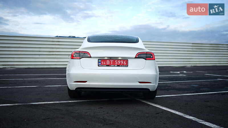 Седан Tesla Model 3 2022 в Львове
