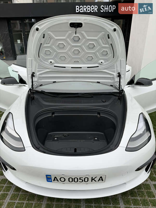 Седан Tesla Model 3 2020 в Ужгороді