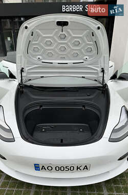 Седан Tesla Model 3 2020 в 