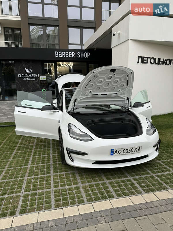 Седан Tesla Model 3 2020 в Ужгороді