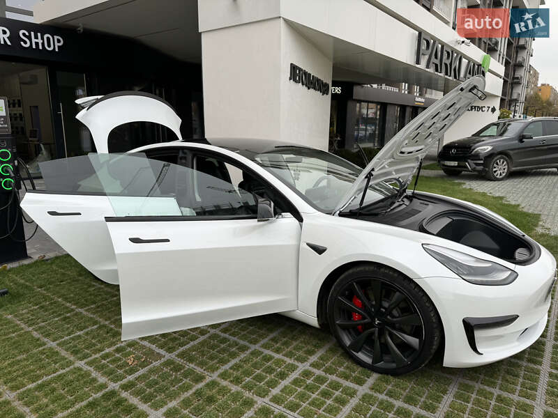 Седан Tesla Model 3 2020 в Ужгороді