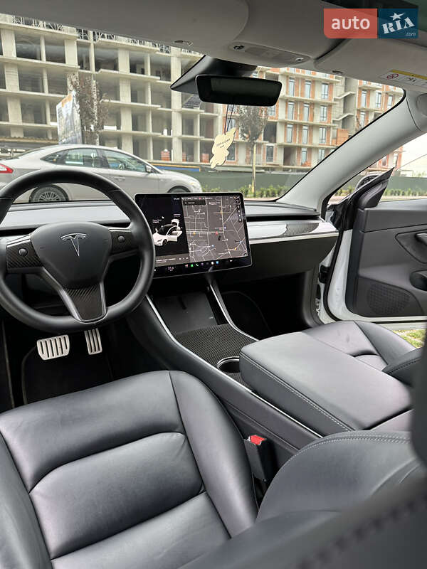 Седан Tesla Model 3 2020 в Ужгороді