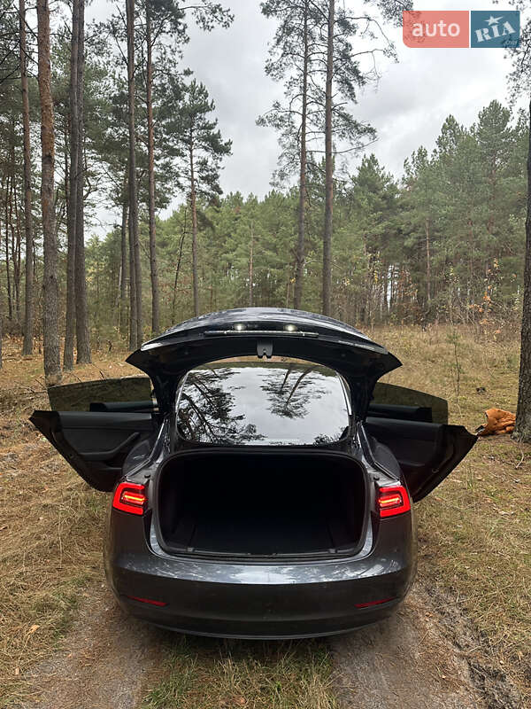 Седан Tesla Model 3 2022 в Любомлі