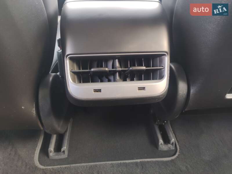 Седан Tesla Model 3 2018 в Виннице