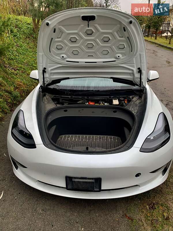 Седан Tesla Model 3 2021 в Львове