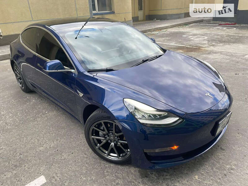 Седан Tesla Model 3 2020 в Шостці