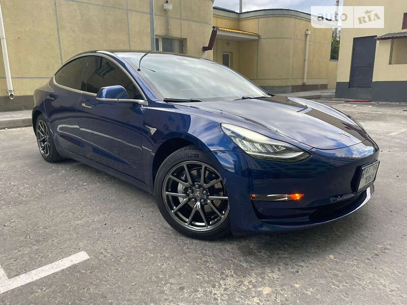 Седан Tesla Model 3 2020 в Шостці