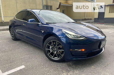 Седан Tesla Model 3 2020 в 