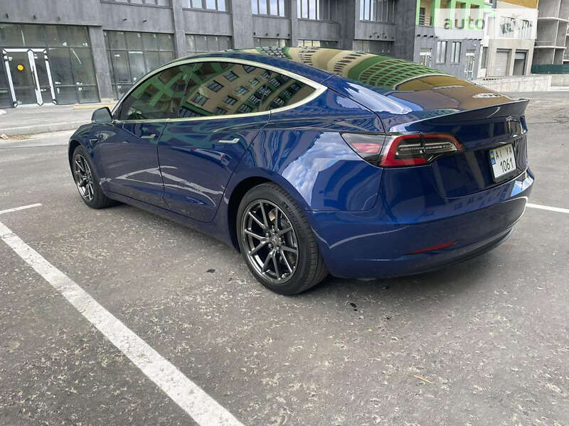 Седан Tesla Model 3 2020 в Шостці