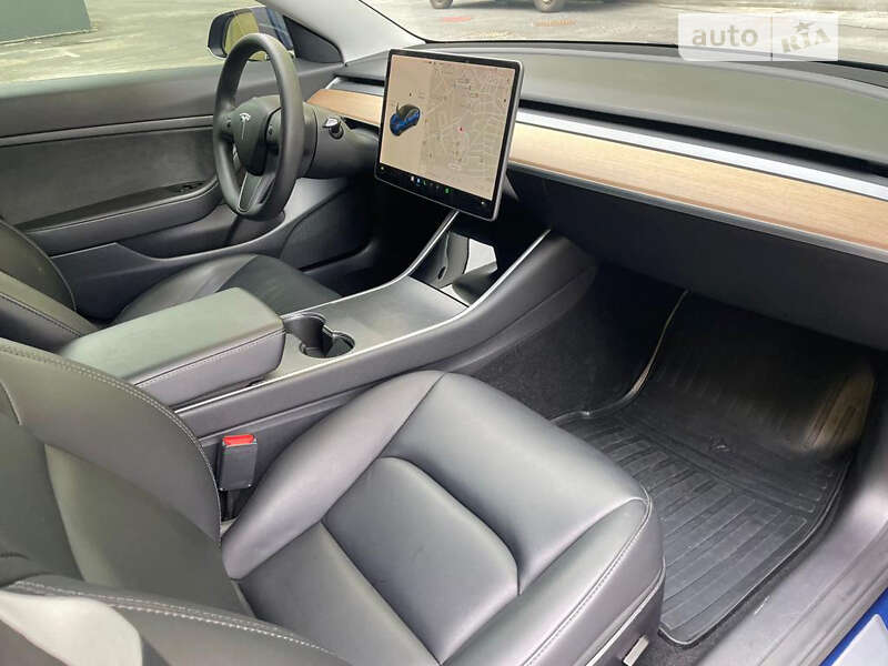 Седан Tesla Model 3 2020 в Шостці
