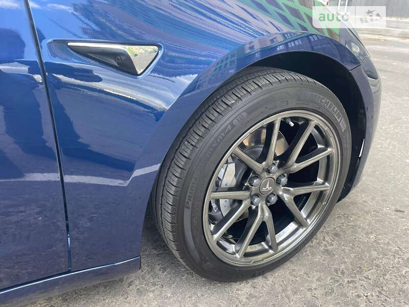 Седан Tesla Model 3 2020 в Шостці