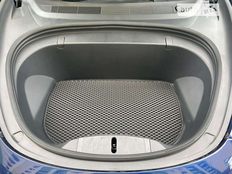 Седан Tesla Model 3 2020 в Шостці
