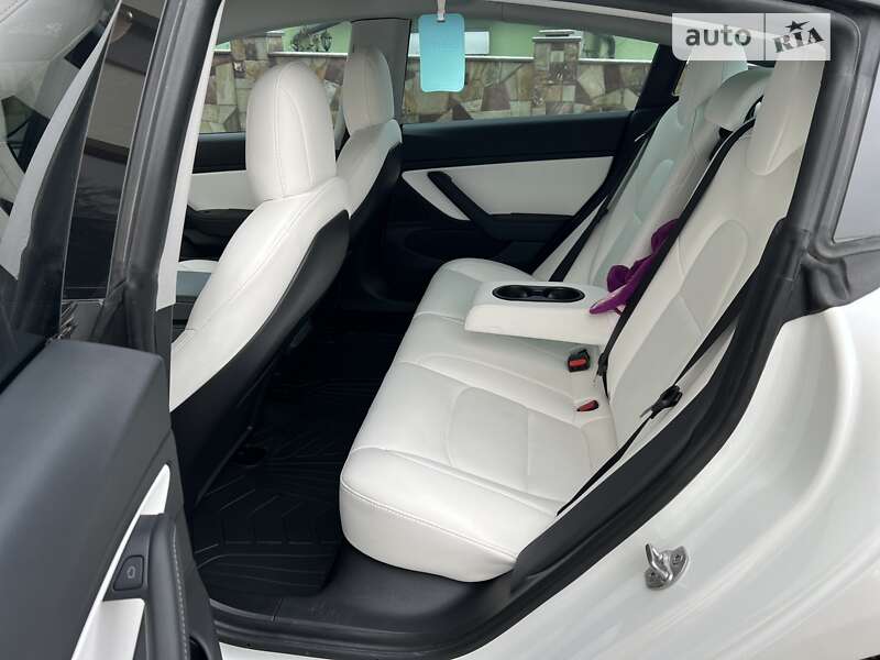 Седан Tesla Model 3 2021 в Городенке