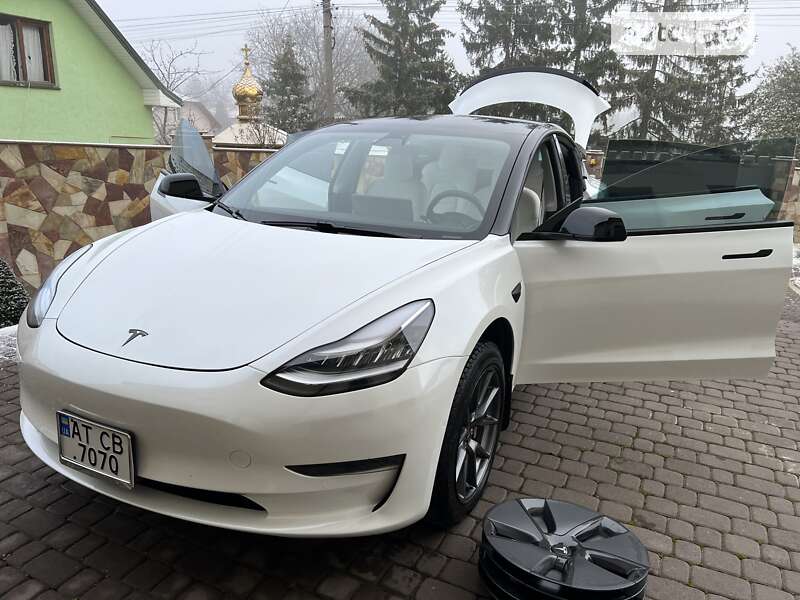 Седан Tesla Model 3 2021 в Городенке