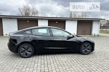 Седан Tesla Model 3 2021 в Бучі