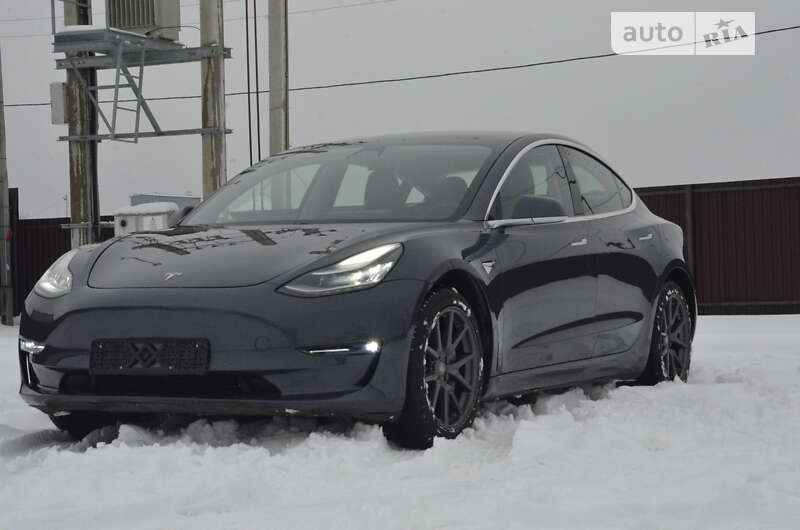 Седан Tesla Model 3 2019 в Львові