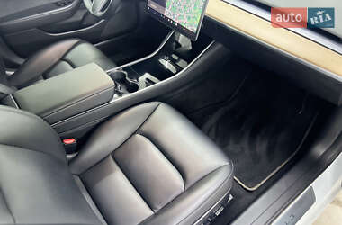 Седан Tesla Model 3 2020 в Черновцах