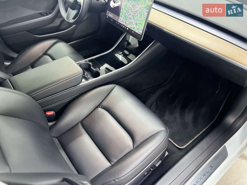 Седан Tesla Model 3 2020 в Черновцах