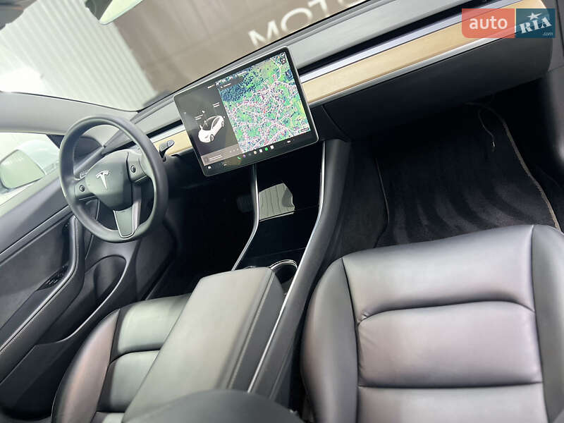 Седан Tesla Model 3 2020 в Черновцах