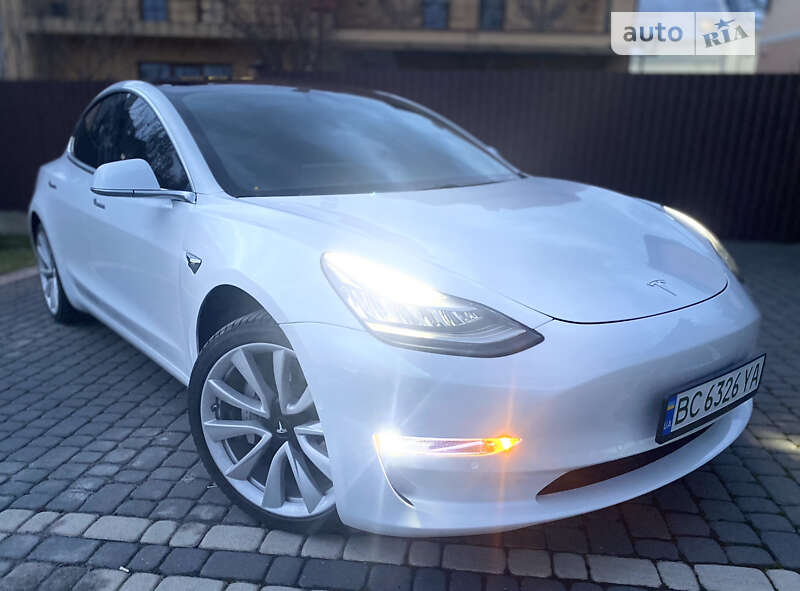 Седан Tesla Model 3 2019 в Львове