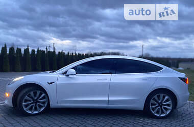 Седан Tesla Model 3 2019 в Львове