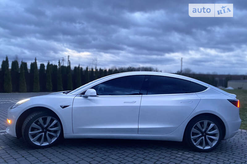 Седан Tesla Model 3 2019 в Львове