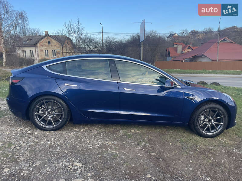 Седан Tesla Model 3 2019 в Чернівцях