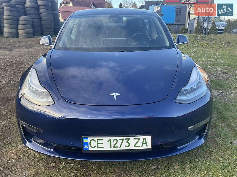Седан Tesla Model 3 2019 в Чернівцях