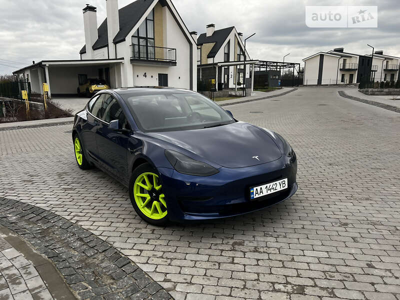 Седан Tesla Model 3 2021 в Киеве