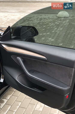 Седан Tesla Model 3 2022 в 