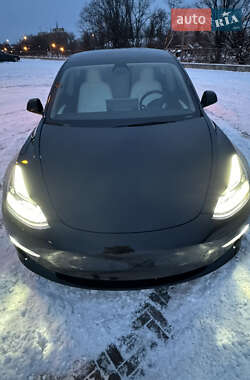 Седан Tesla Model 3 2022 в 
