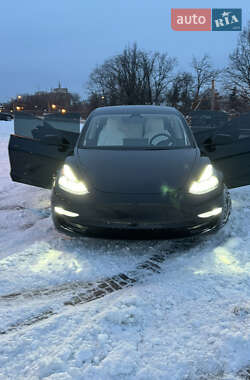 Седан Tesla Model 3 2022 в 
