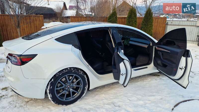 Седан Tesla Model 3 2019 в Чернівцях