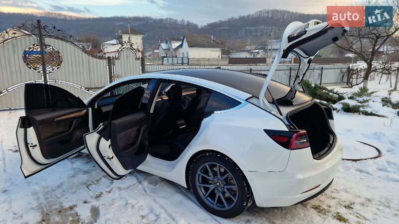 Седан Tesla Model 3 2019 в Чернівцях