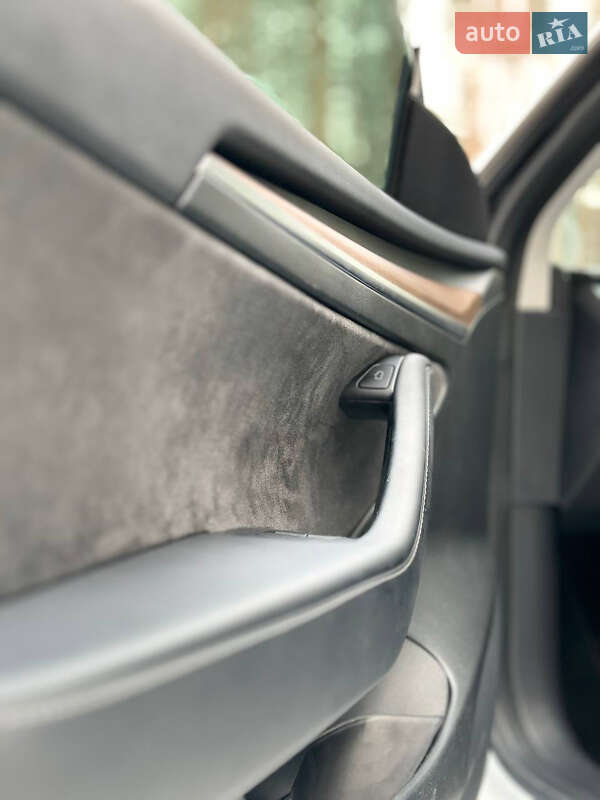 Седан Tesla Model 3 2021 в Киеве