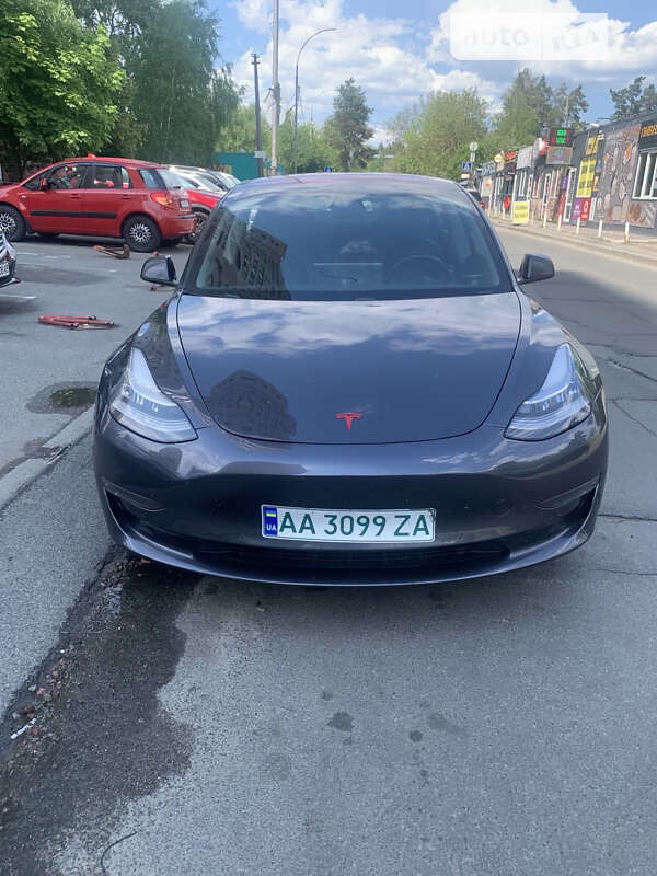 Седан Tesla Model 3 2018 в Бучі